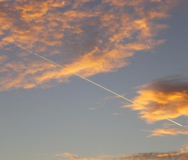 この日の夕暮れは、ひこうき雲