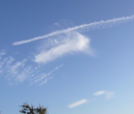 9月に入るとユニークな雲。ペンの試し描きみたい