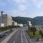弓なりの浜に面した温泉街