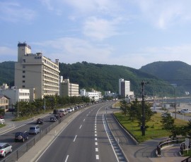 弓なりの浜に面した温泉街