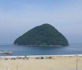 街の真ん前には、ぽっかりと湯の島