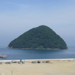 街の真ん前には、ぽっかりと湯の島