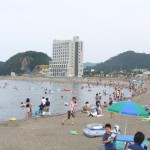 海水浴場には短い東北の夏を楽しむ家族連れ