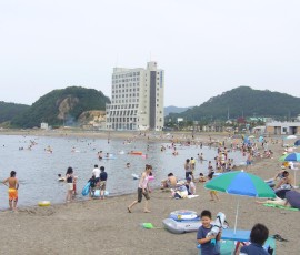海水浴場には短い東北の夏を楽しむ家族連れ
