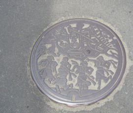マンホールも「ねぶた祭」