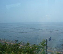 列車は海沿いを通って函館へ