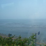 列車は海沿いを通って函館へ