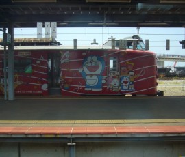 JR函館駅で見かけた「ドラえもん海底列車」