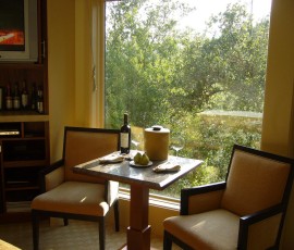 ホテルに到着。木の中に住んでいるような部屋