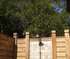 外にもシャワーが!