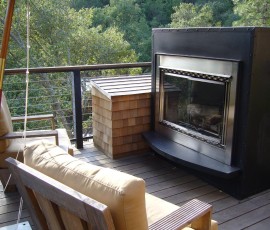 リビングルームも外。暖炉付きです