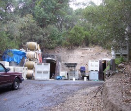 名前は、白い岩盤の洞窟から来ています