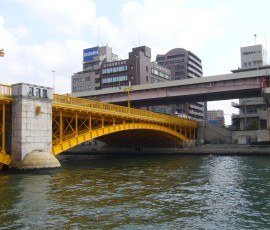 隅田川を上ると、両国国技館近くに蔵前橋