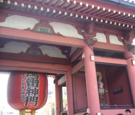 ご存じ雷門の裏側。正式には「風雷神門」