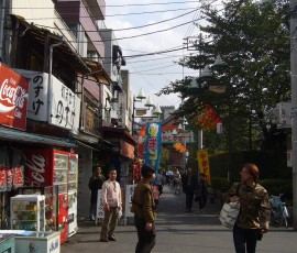 花やしき付近のカラフルな街並み