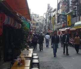 道端の居酒屋。昼間っからクイッと一杯