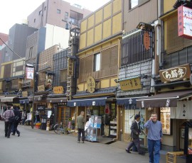 こちらは伝法院通り。江戸風なつくりに再現