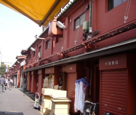 仲見世の裏は、こんな倉庫になってます