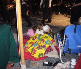 カラフルな毛布にくるまる子供たち