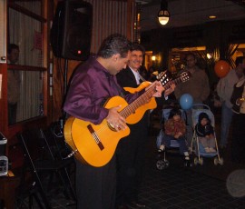 フラメンコギターに、子供たちも浮かれて踊り出す!