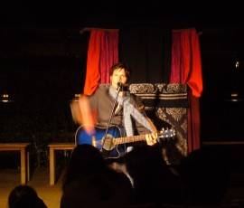 こちらのお兄さんは、ギターひとつで自作の歌を熱唱