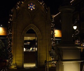 ノートルダム寺院風のワインバー