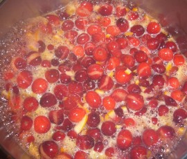 砂糖、オレンジの皮、オレンジ汁を入れて、クツクツと