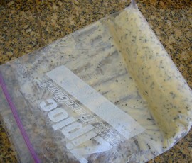 七面鳥の準備:バターに調味料を混ぜ、凍らせる