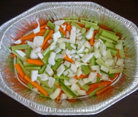 人参、セロリ、玉ねぎの上にのせ、チキンスープを入れ準備完了