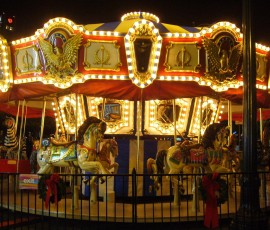 公園には、メリーゴーランドも登場