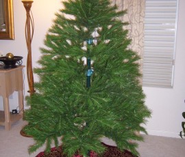 12月に入り、ごそごそとツリーを出してきます