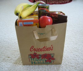 スーパーの紙袋もクリスマスバージョン Happy Holidays!