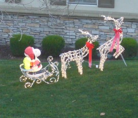 近所の芝生にはスヌーピーのサンタさん