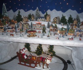 ミニチュアの街角と線路も登場