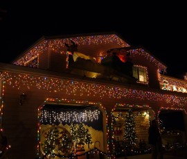 3つのガレージがミニチュアショーの舞台