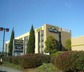 お隣のデイズインには、レッドソックスファンが泊まってます