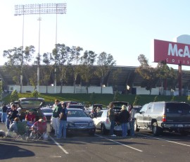 駐車場で、出陣前のバーベキュー