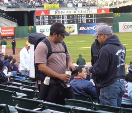 この人、スターバックスのコーヒー売り