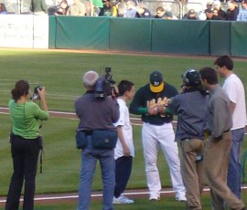 始球式のエバンくん。全米スペル大会の覇者です