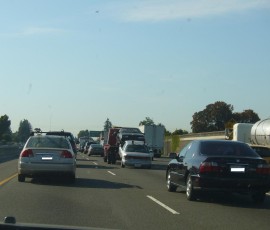 880号線に入ると、とたんに混んでいる