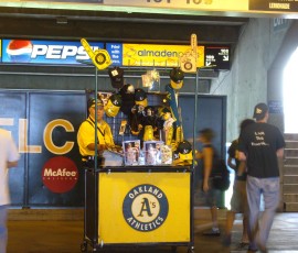 プログラム売りのおじさん。ひとつ5ドルです