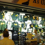 Tシャツがずらり、おみやげスタンド