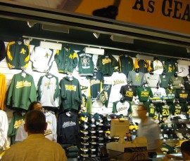 Tシャツがずらり、おみやげスタンド