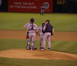 バティスタ投手に声をかける城島