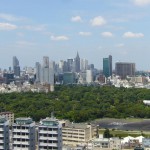 北に見えるは青山霊園と新宿のスカイライン