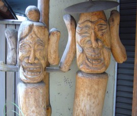 こちらは韓国風の翁(おきな)と老女(おうな)。ニコニコと仲良さそう