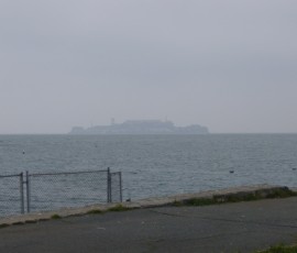 この日は、アルカトラズ島も霧でけぶっています