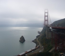 ご存じ、ゴールデンゲート橋。サンフランシスコの街も霧でけぶってる