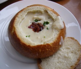 サンフランシスコ名物、クラムチャウダー入りのサワーブレッド