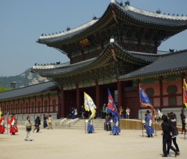 景福宮(キョンボックン)の正門・興礼門は衛兵が守る